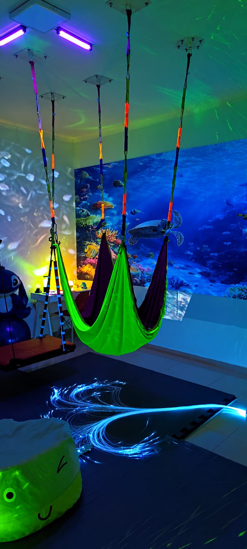 Sala sensorial da Clínica Sensoriel com equipamentos suspensos e iluminação multissensorial